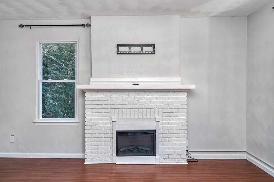 Building Photo - 1552 Fleetwood Ave