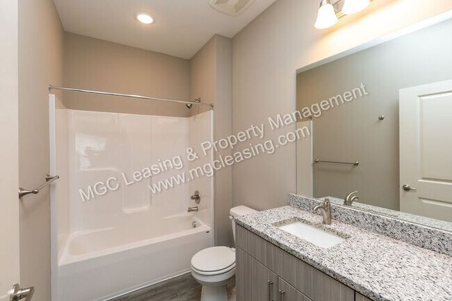 Building Photo - 1 Bedroom Luxury Apartment in the Northland of KCMO