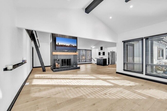 Building Photo - 15160 W Oak Spring Rd