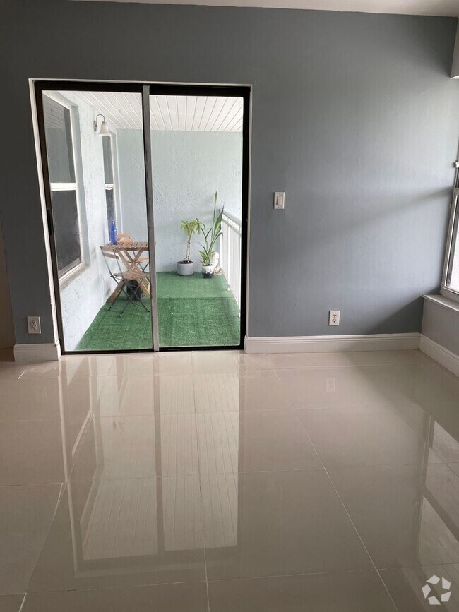Building Photo - Charming Apartment in Fort Lauderdale