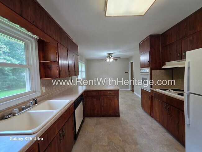 Building Photo - WOW!!! GORGEOUS RANCH WITH MANY UPGRADES / GREAT LOCATION/ PRIVATE YARD