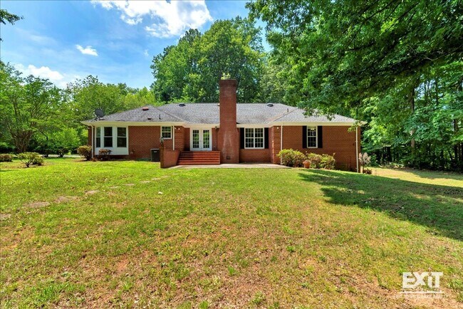 Building Photo - Amazing 4 Bedroom, 3 Bath Home With 2 Kitchens!