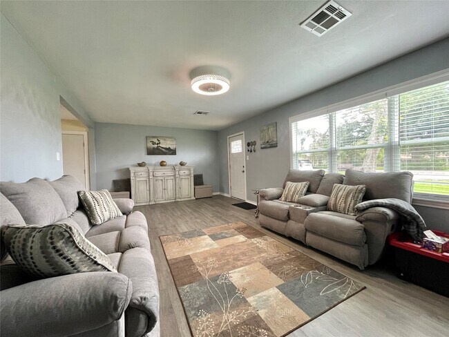 Building Photo - 1116 Lake St