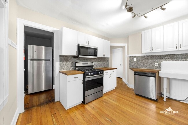 Building Photo - Discover Luxurious Harmony in the Heart of Evanston