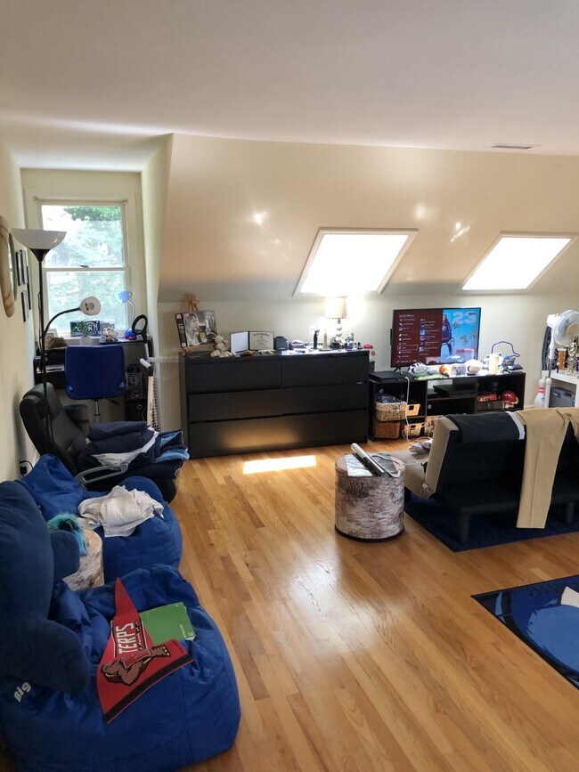 Building Photo - 16 Village Victoria