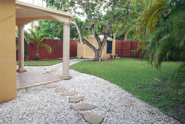 Building Photo - 270 S Melrose Dr