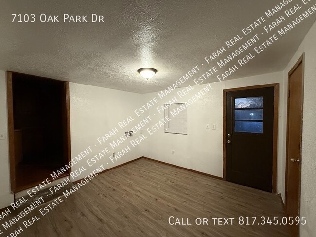 Building Photo - 7103 Oak Park Dr