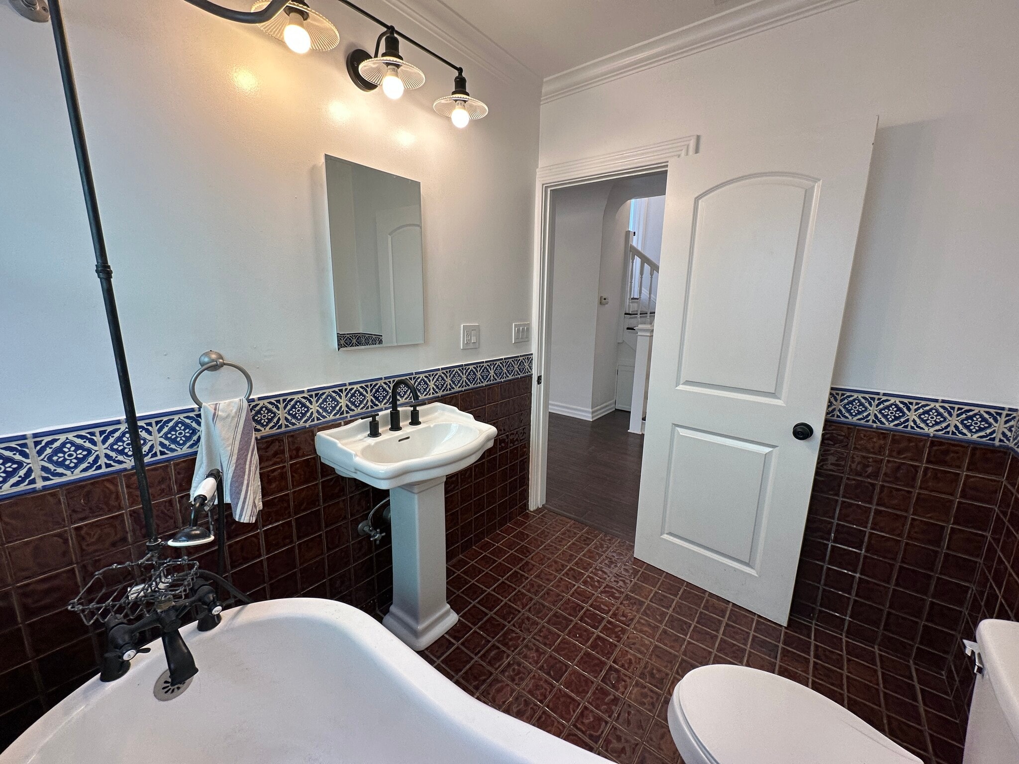 Building Photo - 7865 Willoughby Ave