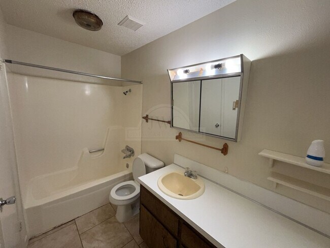 Building Photo - 2210 Silverway Dr