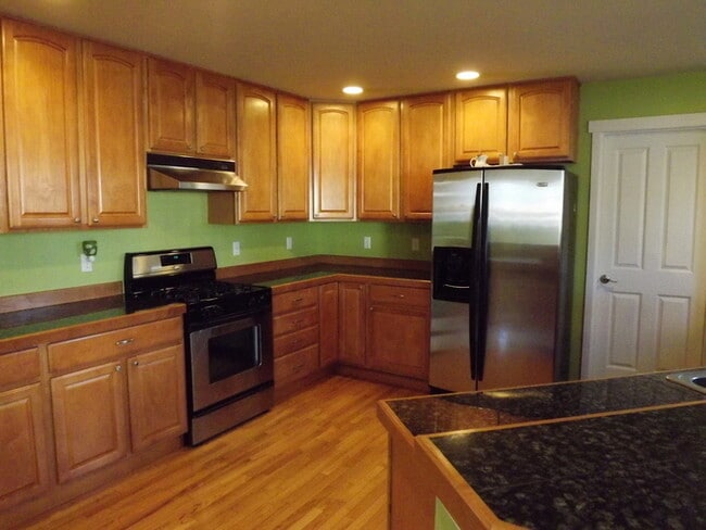 Building Photo - Beautiful 3 bedroom 2 1/2 bath 2 Story Home in Puyallup!
