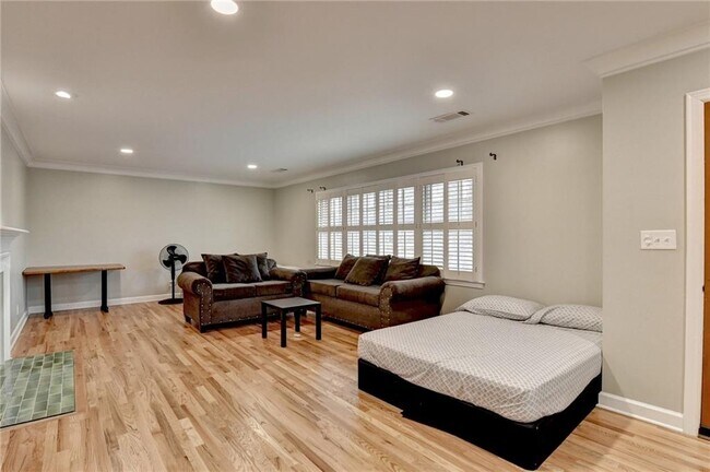 Building Photo - 8 Highland Ln