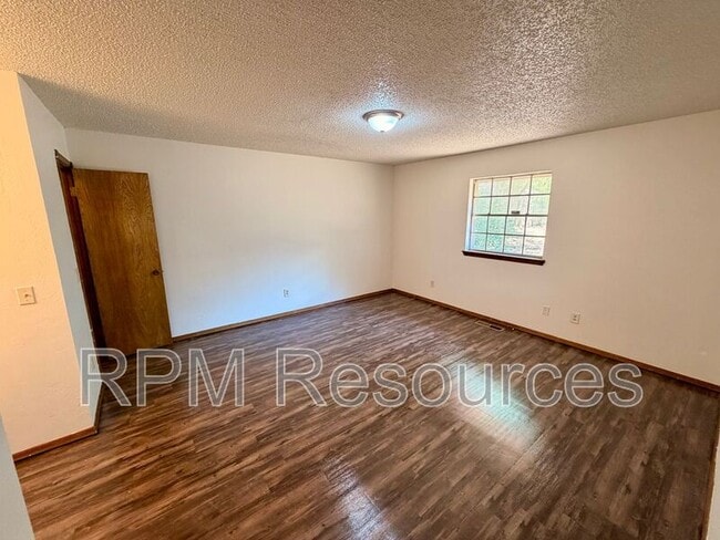 Building Photo - 7000 Woodlake Dr