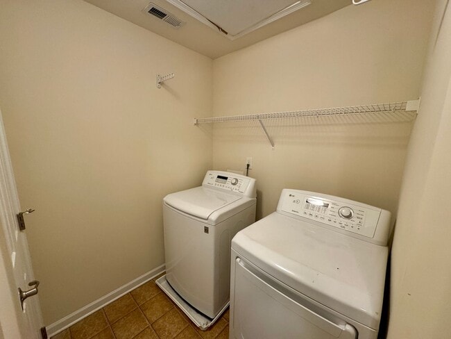 Building Photo - 3BR/2B Townhome in Great Ballantyne Location