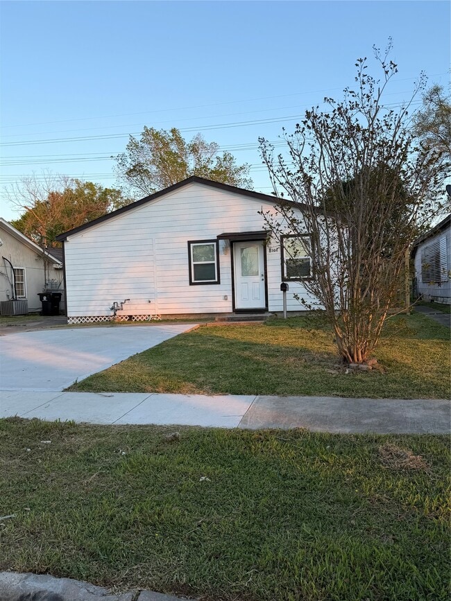 Building Photo - 8308 Lenore St