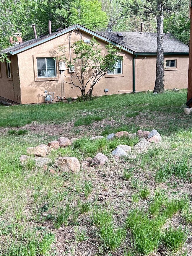 Building Photo - Calm 2 Bedroom, 2 Bath near Cheyenne Canyon