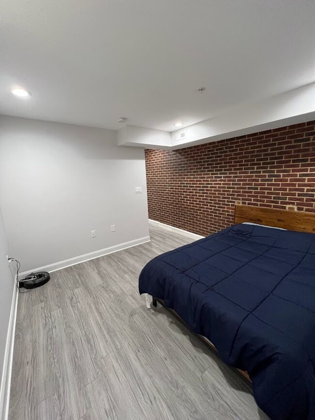 Building Photo - Newly Renovated Split Level Row Home in Tr...