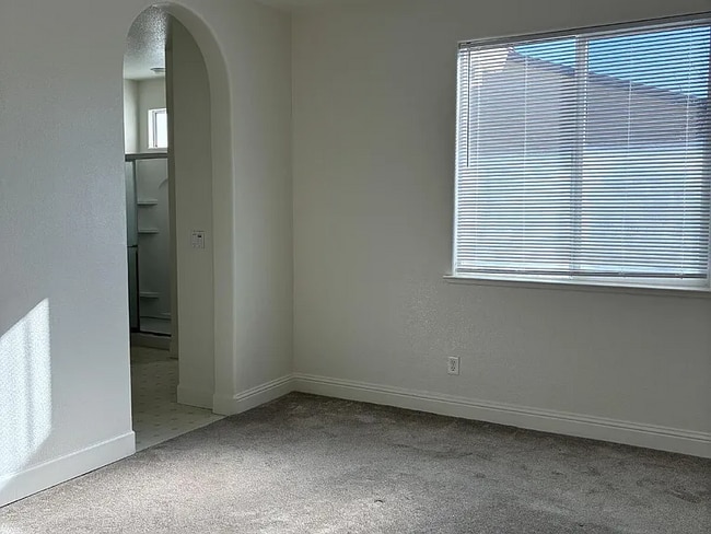 Building Photo - Spacious 4-Bedroom Haven with 2 Baths