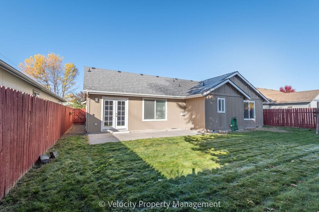 Building Photo - Light & Bright Single Level Home!