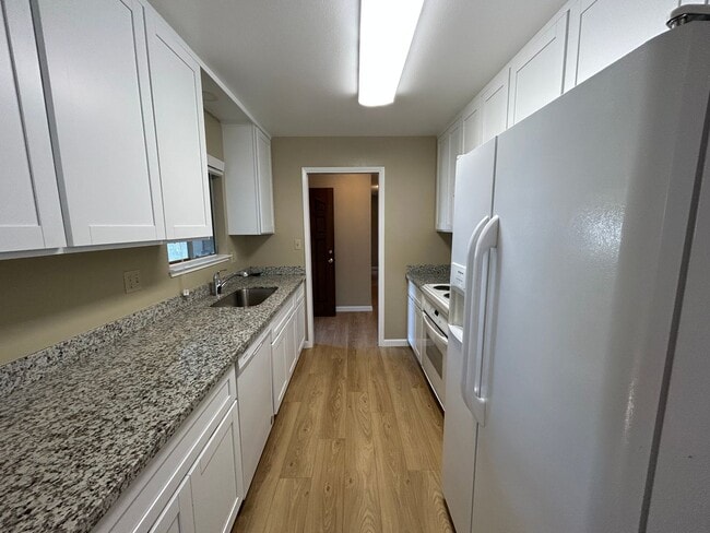 Building Photo - 310 Hedstrom Rd