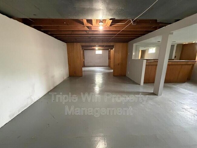Building Photo - 10319 Varnum Dr