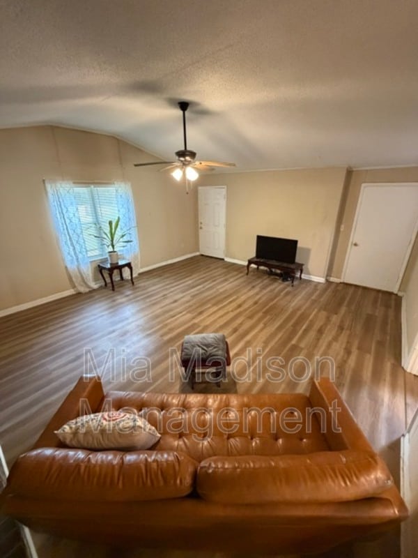 Building Photo - 9406 Dunwoody Dr