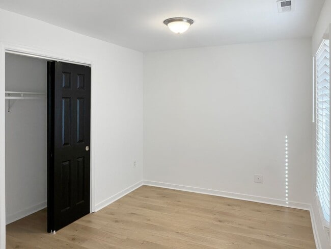 Building Photo - Holiday Special! Modern 3 Bedroom in Manchester - $300 off your first month! – No Application Fee...