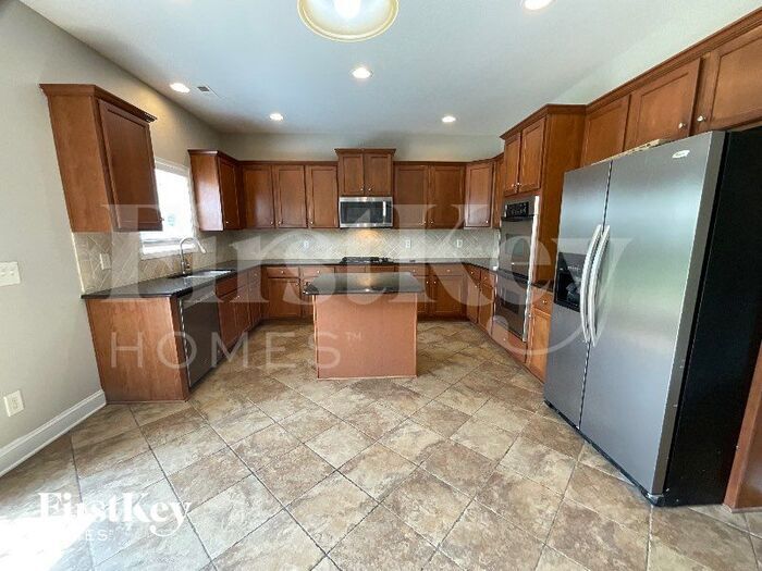 Building Photo - 1610 Lakefield Dr