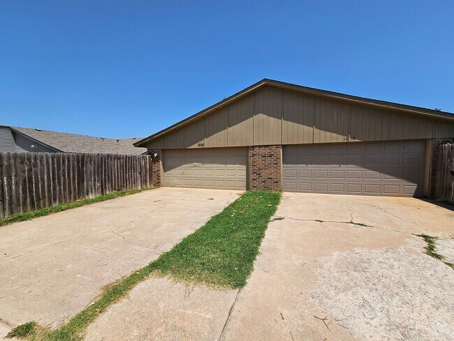Building Photo - (2) Bed/(2) Bath Duplex Avail NOW! Small Pet Negotiable!