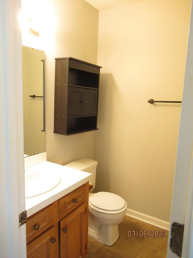 Building Photo - 20 Amos Ct