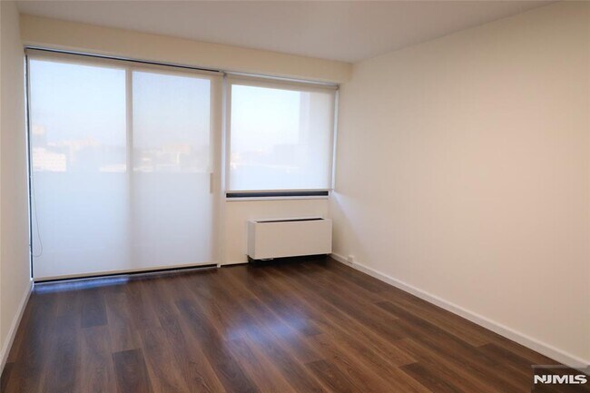 Building Photo - 1600 Center St