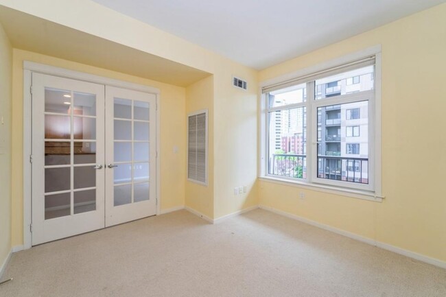 Building Photo - Ellington - 1 bedroom + den