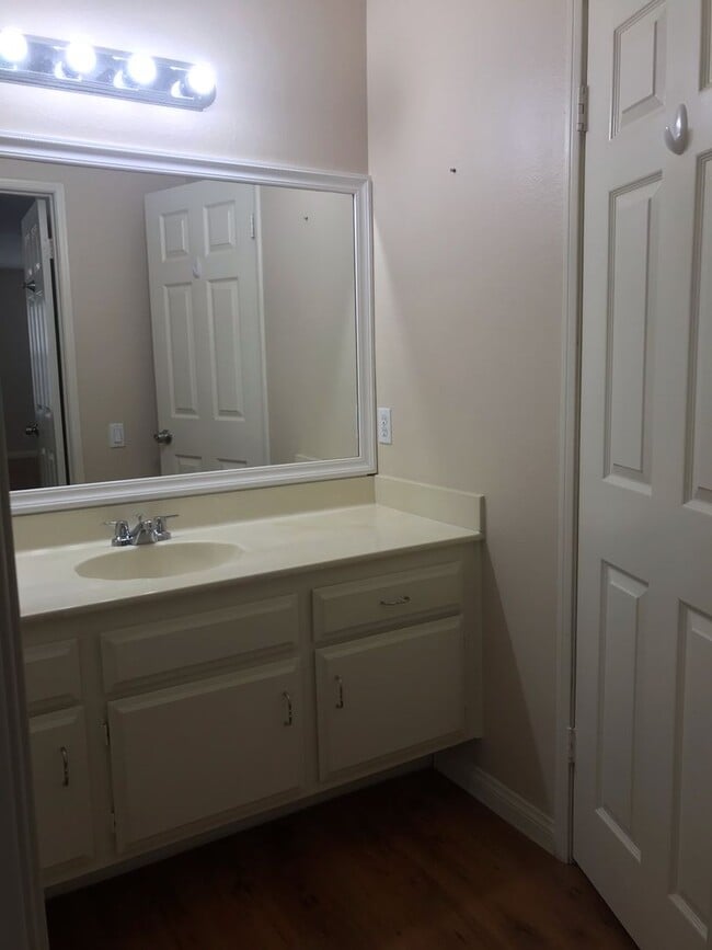 Building Photo - 2 BEDROOM/2BATH TOWN HOUSE STYLE CONDO IN ...