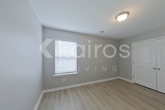 Building Photo - 105 Colonial Wy