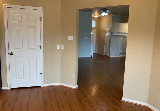 Building Photo - AMAZING RENT SPECIAL WITH IMMEDIATE MOVE IN - SECTION 8 ACCEPTED!