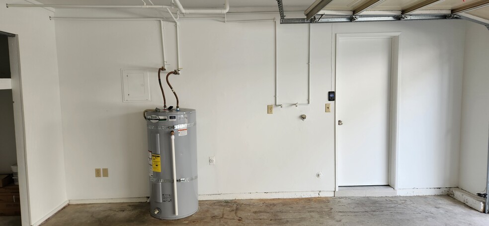 Unit A garage washer/dryer hookups - 1100 Opal St
