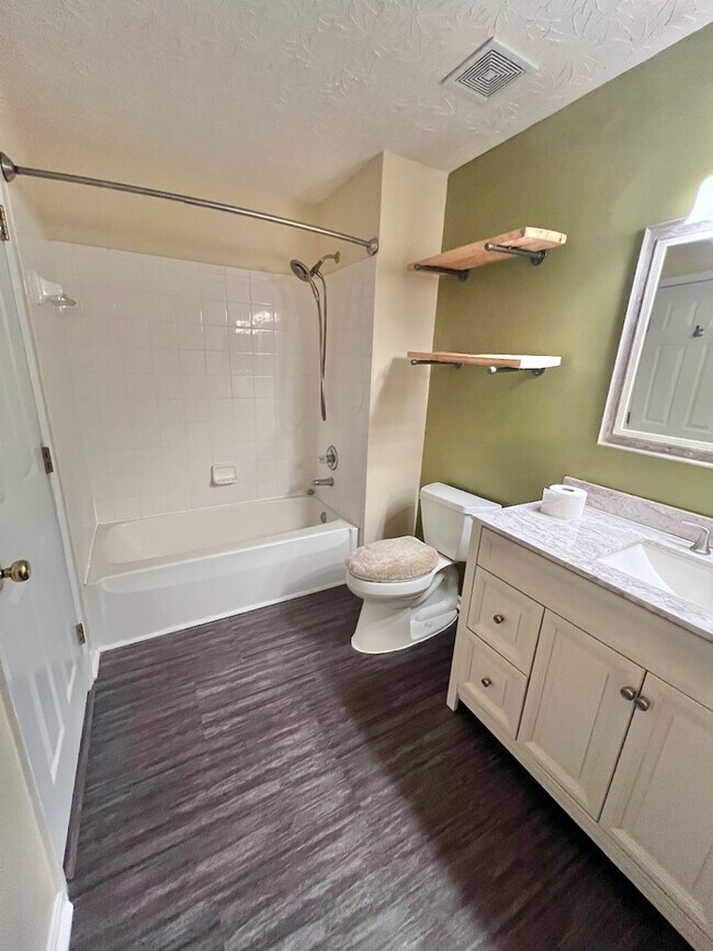 Building Photo - Spacious Amelia Condo!