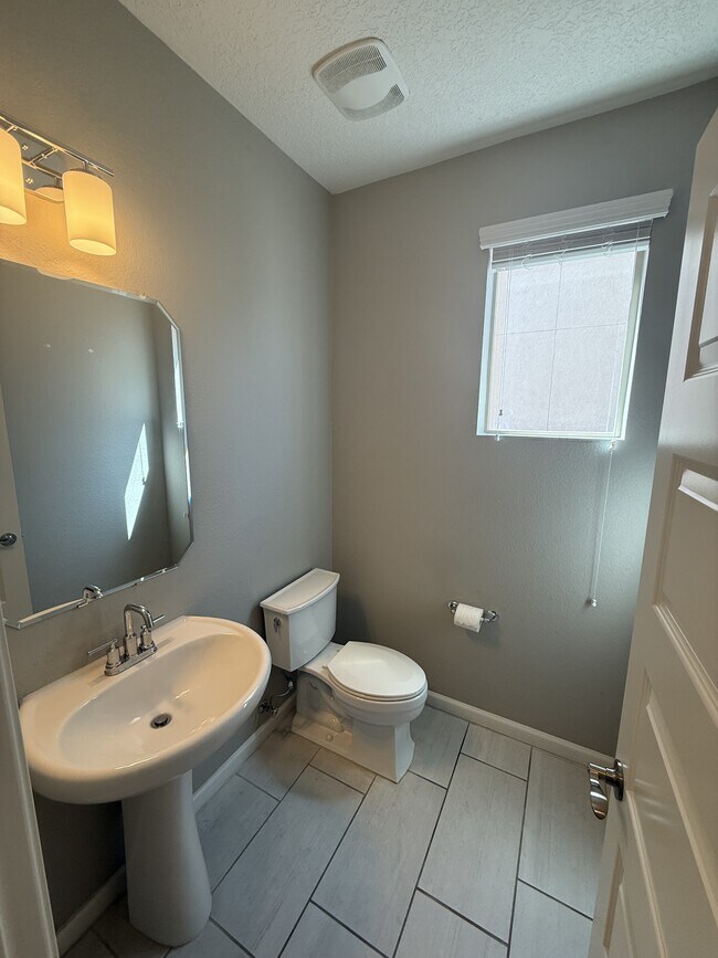 Building Photo - 6624 Yawkey Way NE