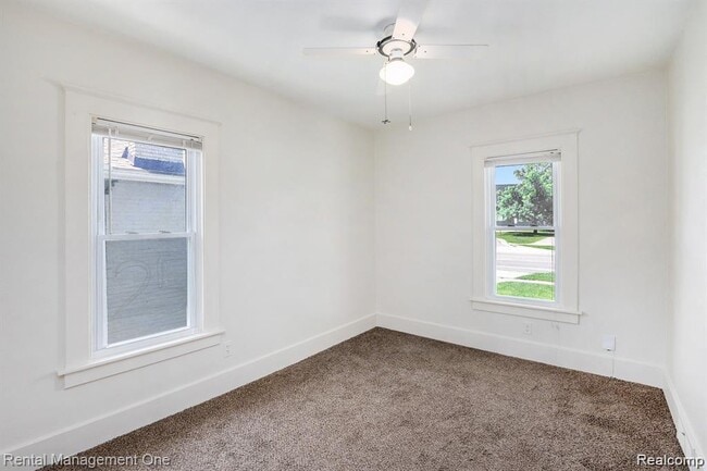 Building Photo - 838 Pinecrest Dr