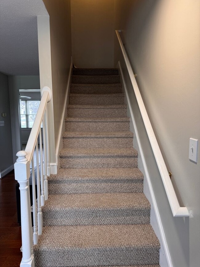 Building Photo - 3 Bedroom || 2 Full Bathroom & 2 Half Bathroom Townhome