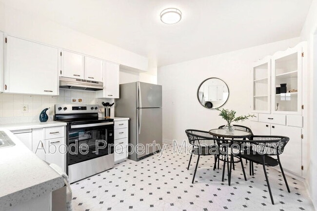 Building Photo - 328 N Roosevelt Ave