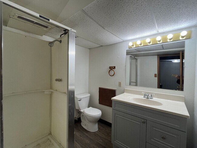 Building Photo - 602 8th St NE