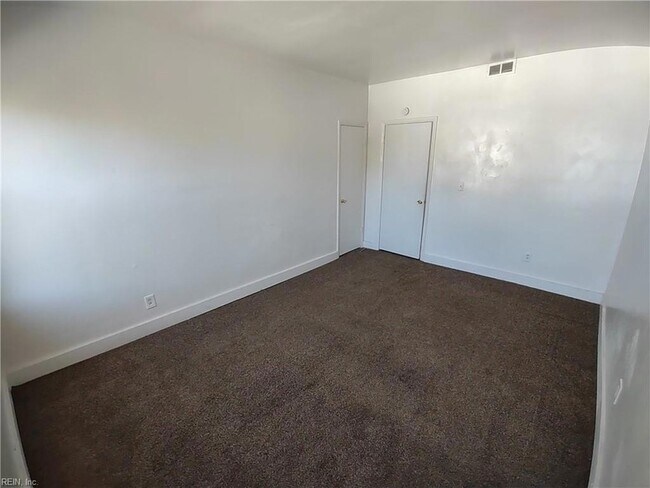 Building Photo - 325 W 31st St
