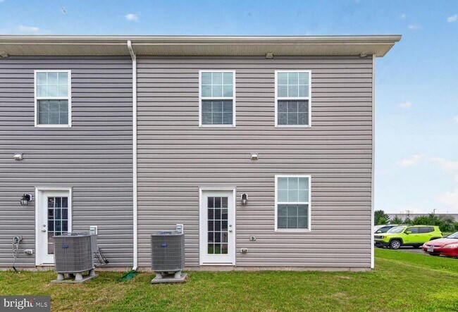 Building Photo - 184 College Dr