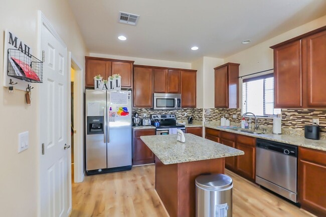 Building Photo - Pet Friendly 4 Bed 2 Bath Home!