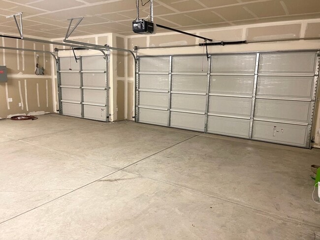 Building Photo - Newer Construction! 4+2 READY NOW!