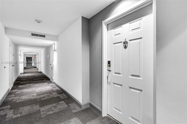 Building Photo - 1155 Brickell Bay Dr