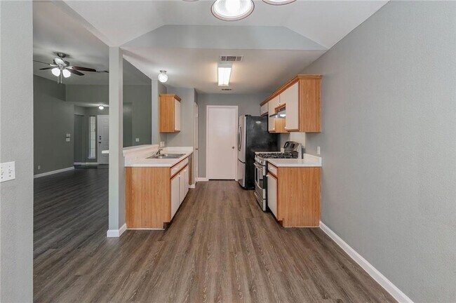 Building Photo - 1000 Honeysuckle Dr