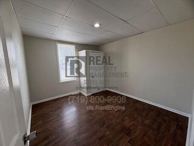 Building Photo - 927 E 1st St