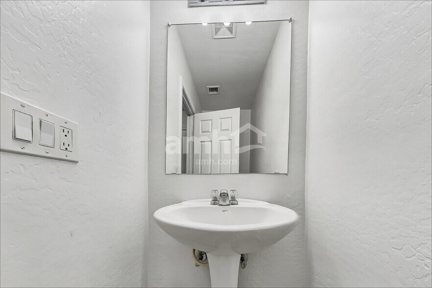 Building Photo - 2365 E Meadow Lark Way
