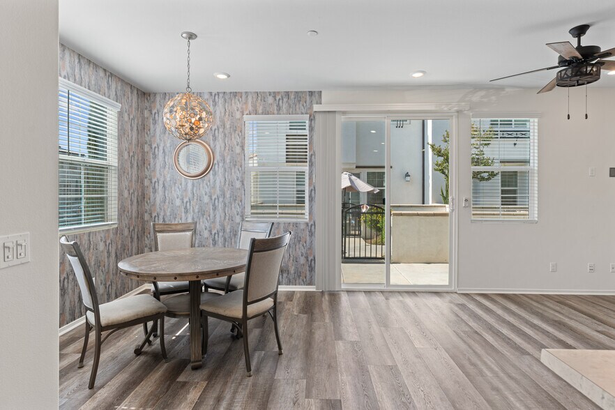 Building Photo - 30324 Town Square Dr